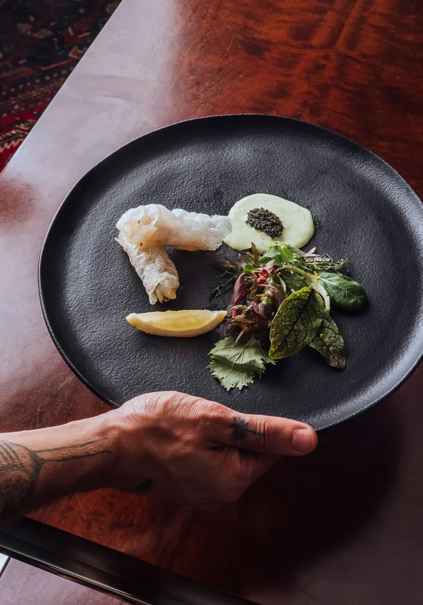 Crocante de arroz com crudo de camarão, maionese de wasabi, ovas e salada